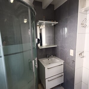 Shower, towels, soap, toilet paper - House close to port, air conditioning, bicycles, terrace, parking. (Capbreton)