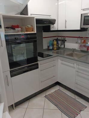 Mikrobølgeovn, ovn, kokeplater og oppvaskmaskin