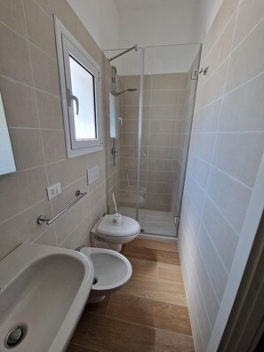 Dusche, Haartrockner, Bidet, Handtücher