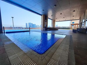 Pool - Charming 1-bedroom apartment in beautiful Manama with AC, WiFi, fitness room (Capital Governorate, Manama)