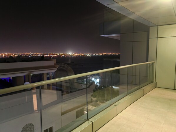 Property grounds - Charming 1-bedroom apartment in beautiful Manama with AC, WiFi, fitness room (Capital Governorate, Manama)