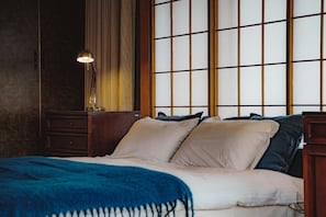 Desk, WiFi, bed sheets