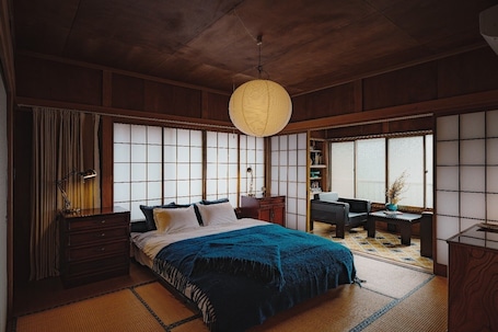 3 bedrooms, desk, WiFi, bed sheets. Convenient and stylish City Pop inspired retreat at the foot of Mt.Fuji!
