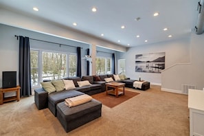 Smart TV, fireplace