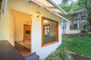 Caja de seguridad en la habitación y muebles diferentes 