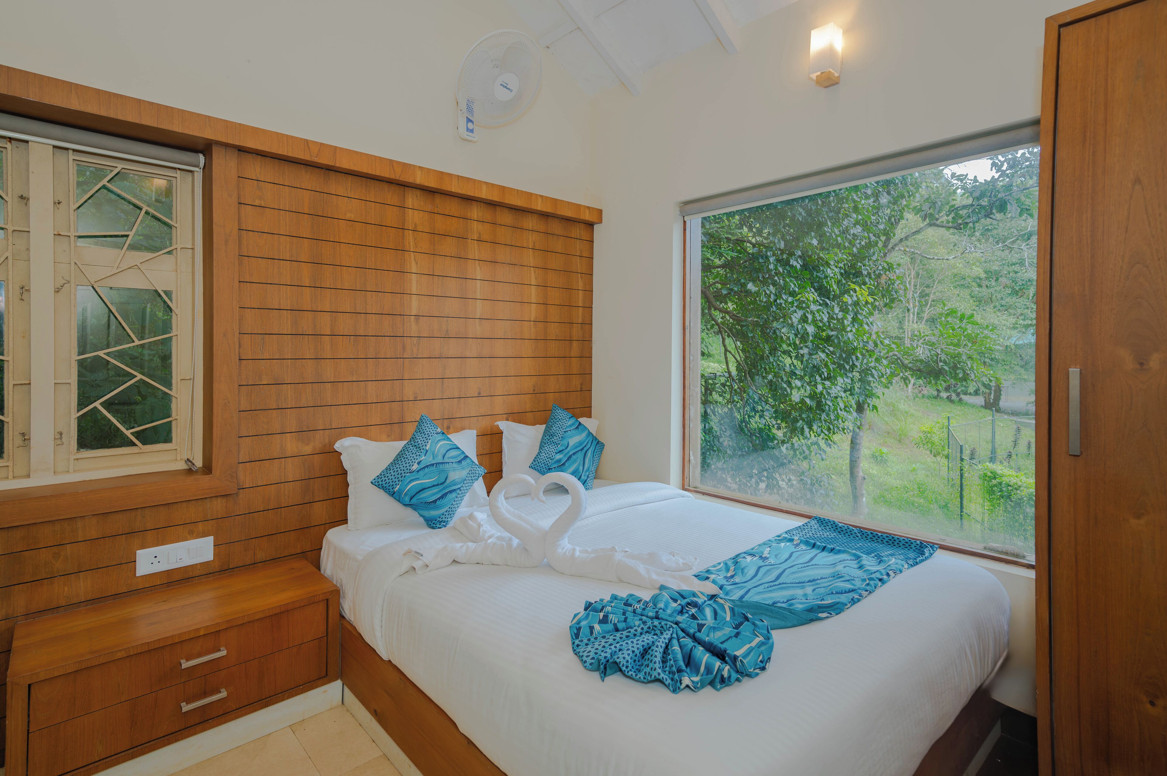 Executive Villa, 1 Queen Bed, Air conditioning, Garden View | In-room safe, individually furnished, blackout drapes