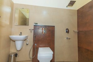 Superior-Villa, 2 Schlafzimmer, eigener Pool, Blick auf den Innenhof | Badezimmer | Dusche, kostenlose Toilettenartikel, Handtücher, Seife