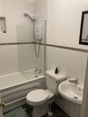 Serviettes fournies, savon, papier toilette
