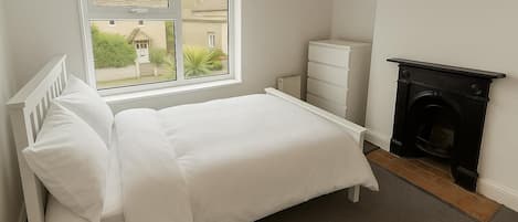 3 bedrooms, iron/ironing board, bed sheets