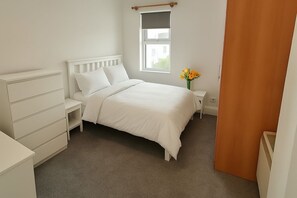 3 quartos, ferros/tábuas de passar roupa, roupa de cama