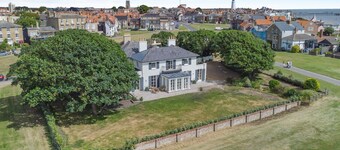 Gun Hill Place - Five Bedroom House, Sleeps 10