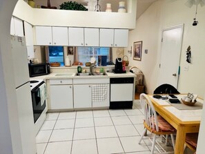Micro-ondes, four, plaque de cuisson, lave-vaisselle