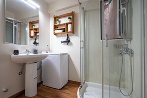 Secadora de cabello, toallas, jabón, papel de baño 