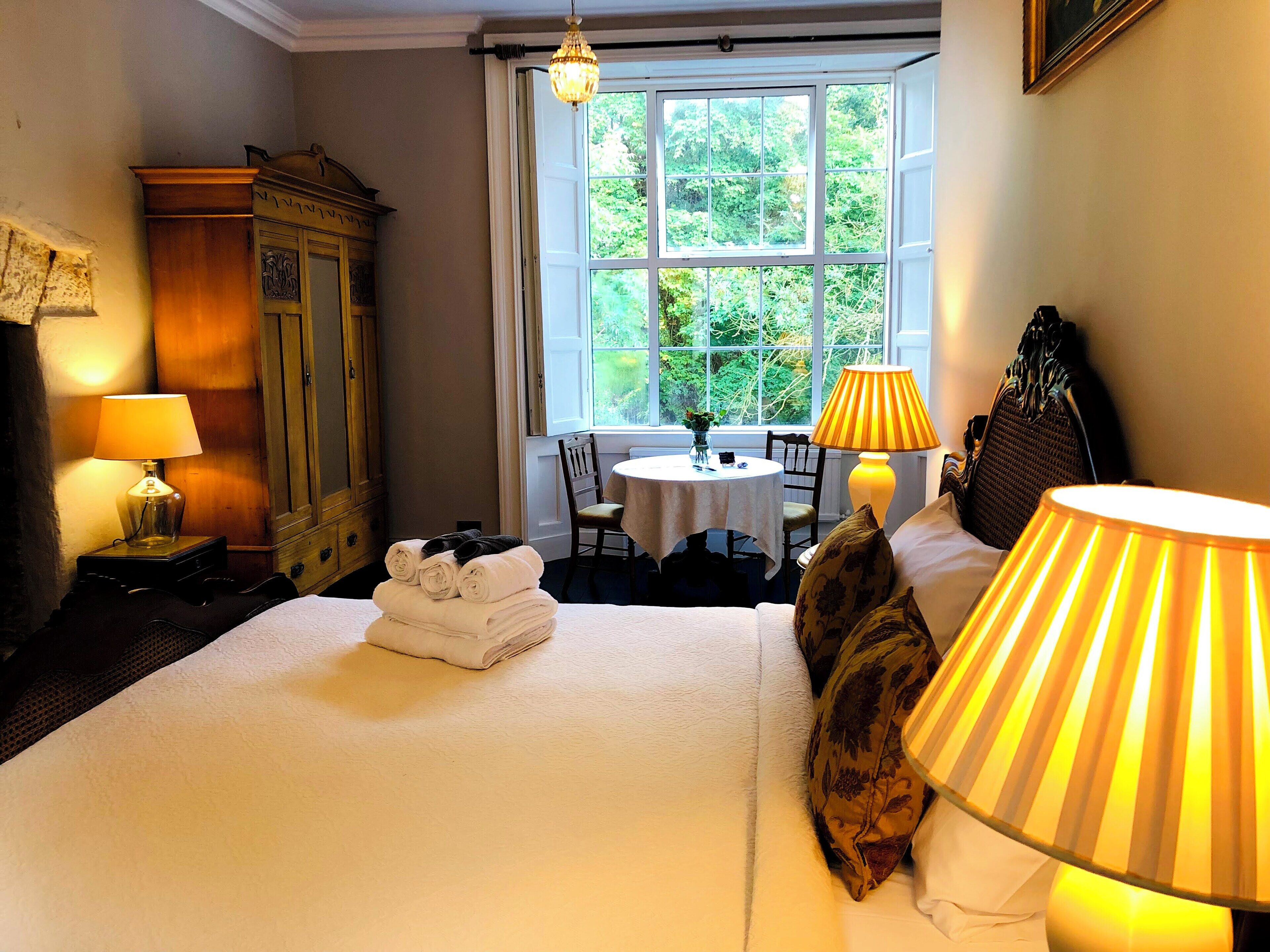 4 bedrooms, desk, iron/ironing board, travel crib