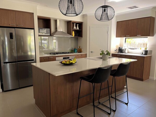 Kjøleskap, mikrobølgeovn, ovn og kokeplater