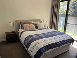 4 makuuhuonetta, työpöytä, silitysrauta/-lauta, ilmainen Wi-Fi