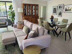 Smart TV, books - Mid-century Elegance in a leafy garden (Padbury)