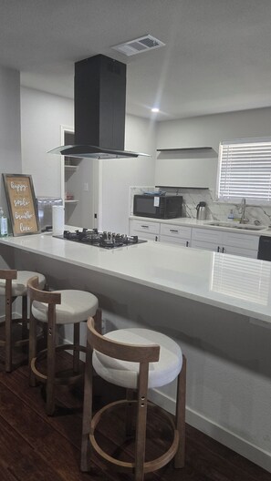 Fridge, microwave, stovetop, dishwasher