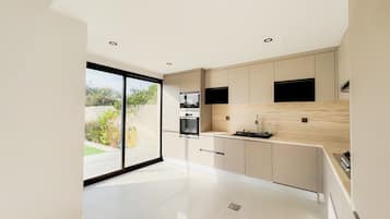 Coffee/tea maker, fridge, microwave, oven