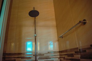 Duschwanne, kostenlose Toilettenartikel, Hausschuhe, Handtücher