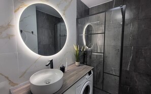 SĂšche-cheveux, serviettes fournies, papier toilette