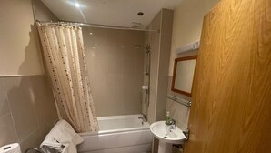 Une salle de bain avec une baignoire, un lavabo et des toilettes.