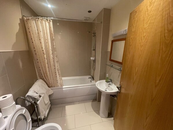 Regadera, toallas, jabón, papel de baño 
