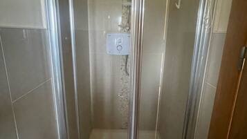 Suihku, pyyhkeet, saippua, vessapaperi