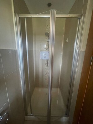 Regadera, toallas, jabón, papel de baño 