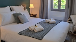 A hotel room with a large bed, a bedside lamp, and a window with curtains. - Hinterland, 35 minutes from Nice, air-conditioned duplex, sleeps 6 from 2 nights (Bouyon)