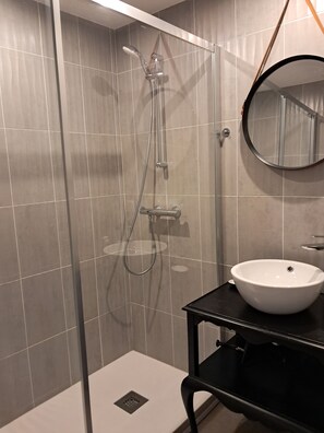 Dusche, Haartrockner, Handtücher, Seife