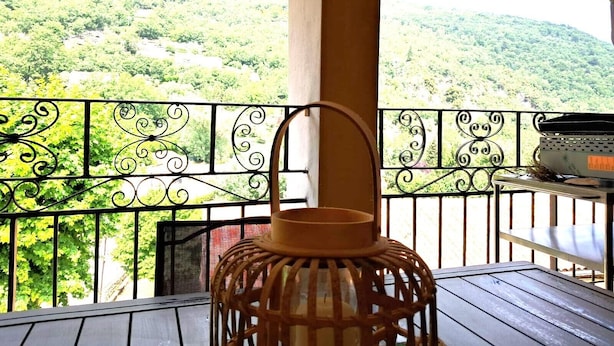 A balcony with a wrought iron railing, a wicker lantern, and a table. - Hinterland, 35 minutes from Nice, air-conditioned duplex, sleeps 6 from 2 nights (Bouyon)