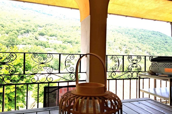 Splendide vue depuis la terrasse couverte