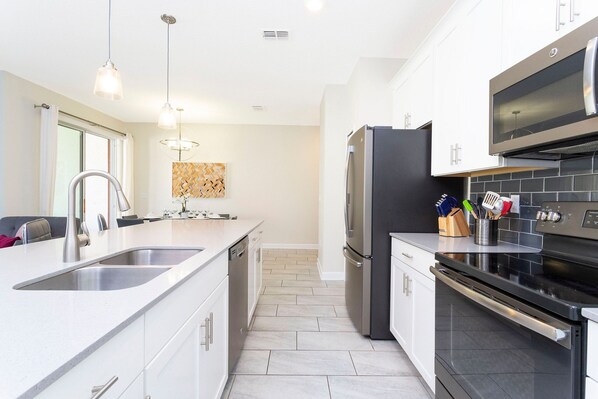 Jääkaappi, mikroaaltouuni, uuni, liesi