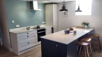 Cottage | Private kitchen | Dishwasher, cookware/dishes/utensils