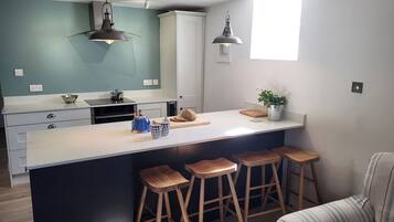 Cottage | Private kitchen | Dishwasher, cookware/dishes/utensils