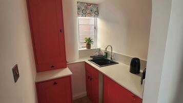 Cottage | Private kitchen | Dishwasher, cookware/dishes/utensils