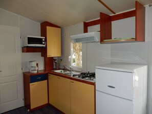 Réfrigérateur, micro-ondes, plaque de cuisson