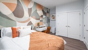 A modern hotel room with a large bed, a desk, and a wardrobe. - NEW Eco Stay by UChicago, Lakefront & Hyde Park! (Chicago)