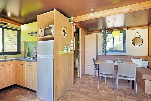 Unclassified image, 1 of 3, button