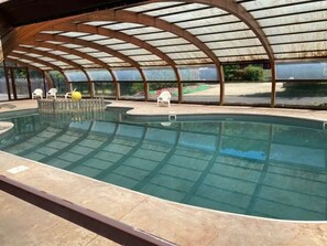 Indoor pool - ZEcamping 4 étoiles animé piscine couverte mobil-home 28m2 (Vic-sur-Cère)