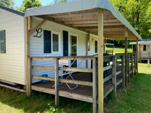Property grounds - ZEcamping 4 étoiles familial piscine couverte locatif 26m2 (Vic-sur-Cère)