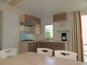Fridge, microwave, stovetop - ZEcamping 4 étoiles familial piscine couverte locatif 26m2 (Vic-sur-Cère)
