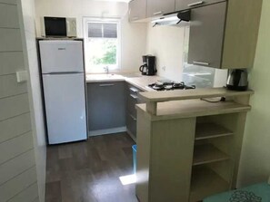 Kühlschrank, Mikrowelle, Herdplatte