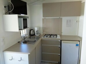 Refrigerador, microondas y parrilla de estufa 