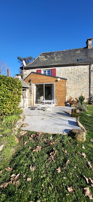 Outdoor dining - The countryside in Périgord Noir (Peyrignac)