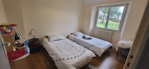 3 chambres, fer et planche à repasser, Wi-Fi, draps fournis