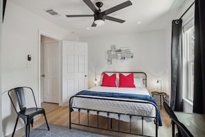 3 bedrooms, iron/ironing board, WiFi, bed sheets - Your Amazing 3BR/2BA Downtown Delight! (San Antonio)