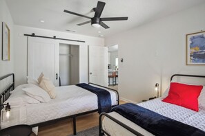 3 chambres, fer et planche à repasser, Wi-Fi, draps fournis