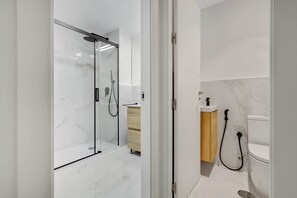 Shower, hair dryer - Sea-view apartment with balcony (Torremolinos)